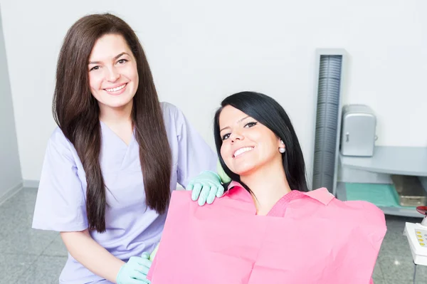 Friendly and successful female dentist doctor and patient — Stock Photo, Image