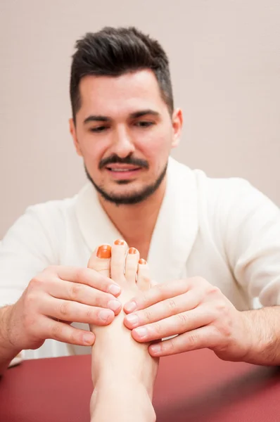 Aantrekkelijke man geven een ontspannende massage voor vrouw zool — Stockfoto