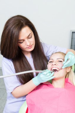 Düzenli check-up konseptiyle dişlerle ilgili sağlık bilgisi