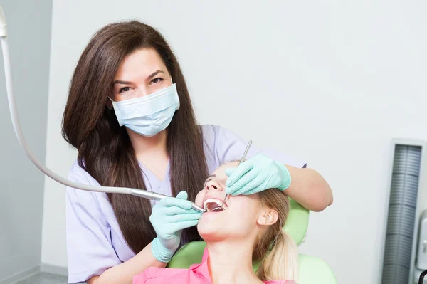 専門職の女性歯科医師 — ストック写真