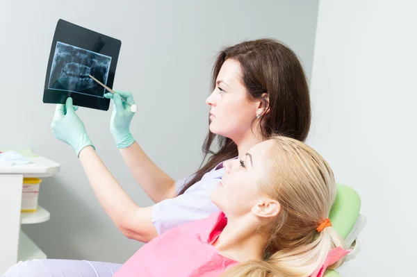 牙医医生检查和分析病人的 x 射线 — 图库照片