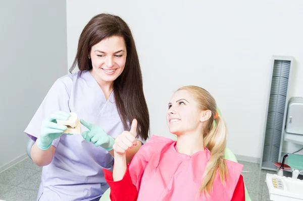 Soddisfatto paziente femminile e cliente dal dentista — Foto Stock