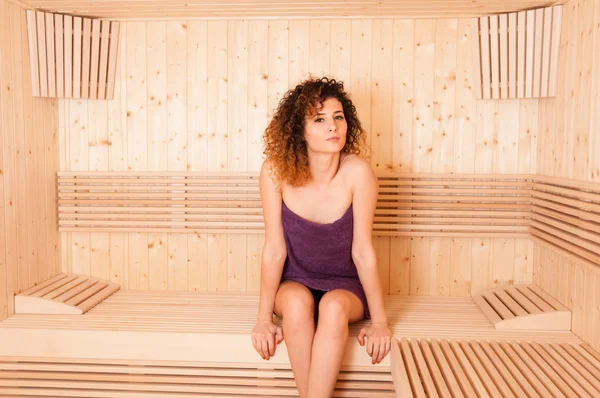 Vrouw met gladde huid rustend in een sauna ruimte — Stockfoto