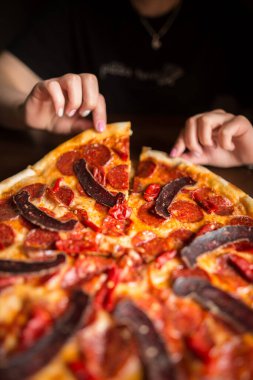 Ellerinde baharatlı pizza