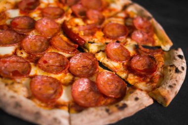 Salamlı pizza dilimlenmiş.