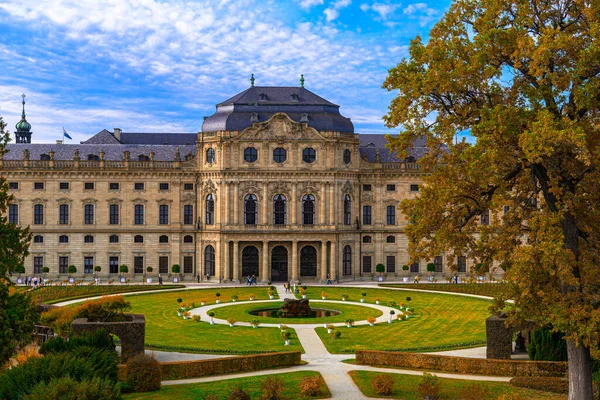 Edificio de la Residencia Wurzburg y jardín formal con flores en Wurzburg, Alemania — Foto de Stock