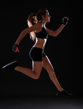 Fitness. Genç kadın egzersiz yaparak
