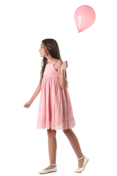 Menina encantadora segurando um balão rosa — Fotografia de Stock