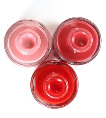 Beyaz adam izole üç açık oje şişe