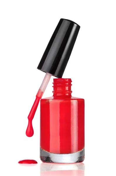 Smalto rosso bottiglia con goccia su sfondo bianco — Foto Stock