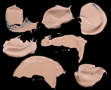 Siyah arka plan üzerine sıvı toz vuruş çeşitli makyaj