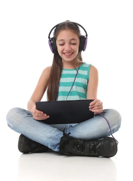 Bir tablet bilgisayar ile güzel önceden genç kız. — Stok fotoğraf