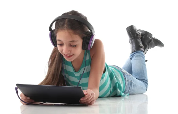 Beautiful pre-teen girl with a tablet computer. — Stock Photo, Image