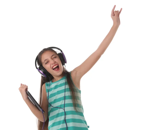 Hermosa chica pre-adolescente con una tableta . — Foto de Stock