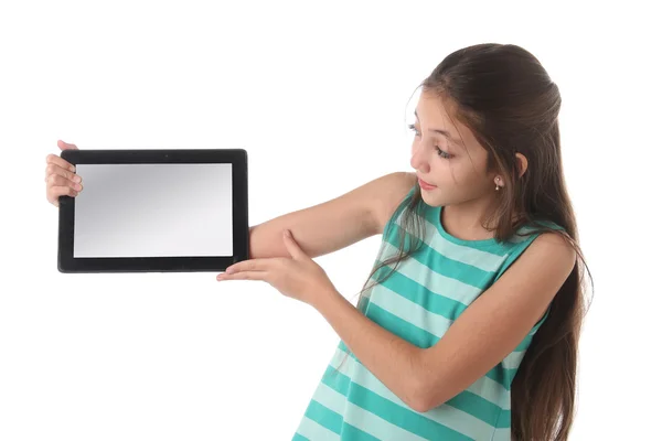 Красивая доподростковая девочка с планшетным компьютером . — стоковое фото