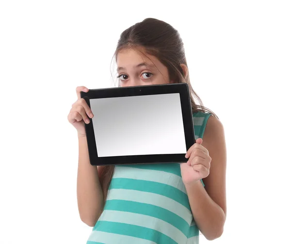 Hermosa chica pre-adolescente con una tableta . —  Fotos de Stock