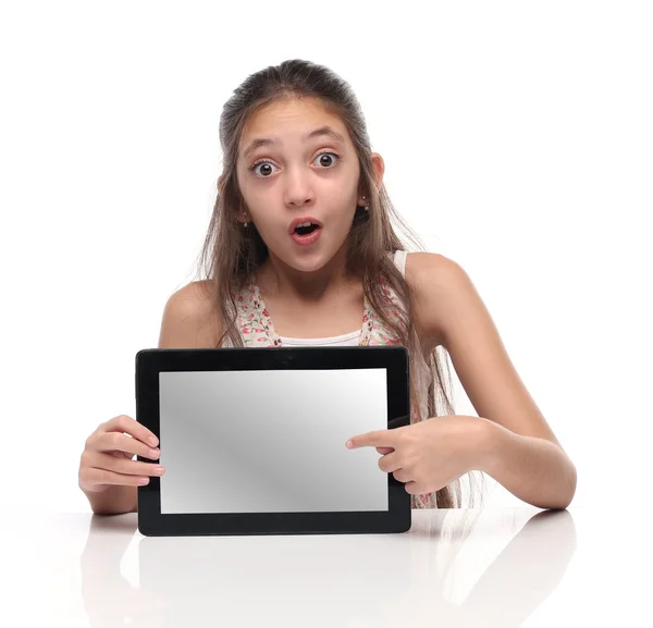 Piękny pre-teen dziewczyna z komputera typu tablet. — Zdjęcie stockowe
