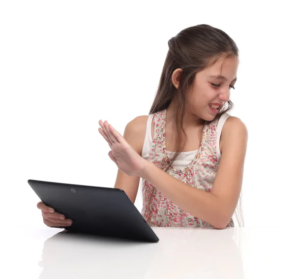 Mooi pre-teen meisje met een tablet pc. — Stockfoto