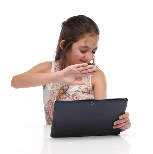 Красивая доподростковая девочка с планшетным компьютером . — стоковое фото