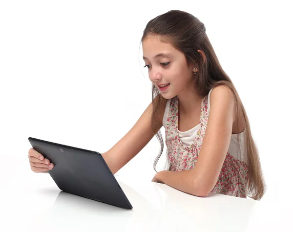 Hermosa chica pre-adolescente con una tableta . —  Fotos de Stock