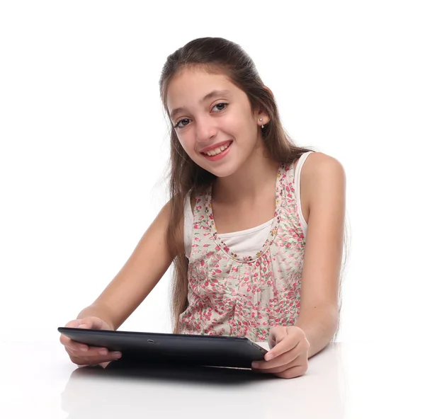 Hermosa chica pre-adolescente con una tableta . —  Fotos de Stock