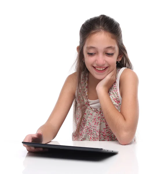 Hermosa chica pre-adolescente con una tableta . —  Fotos de Stock