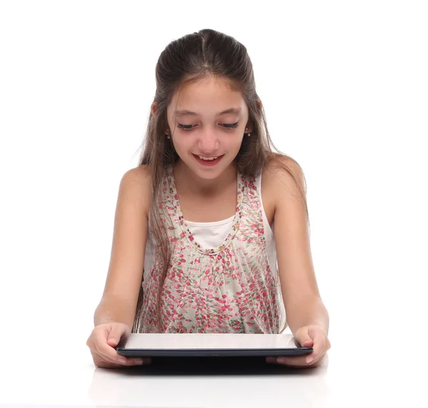 Hermosa chica pre-adolescente con una tableta . —  Fotos de Stock