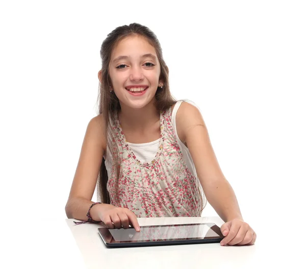 タブレット コンピューターでは美しい中古十代の少女. — ストック写真