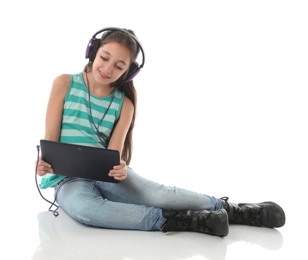 Hermosa chica pre-adolescente usando una tableta — Foto de Stock