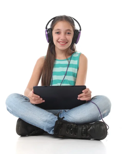 Hermosa chica pre-adolescente usando una tableta — Foto de Stock