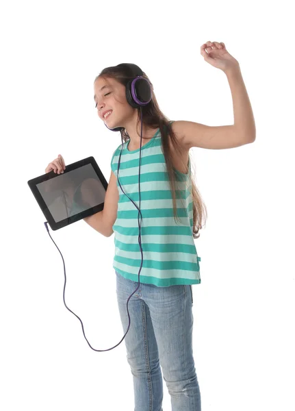 Hermosa niña preadolescente bailando con una tableta y auriculares — Foto de Stock