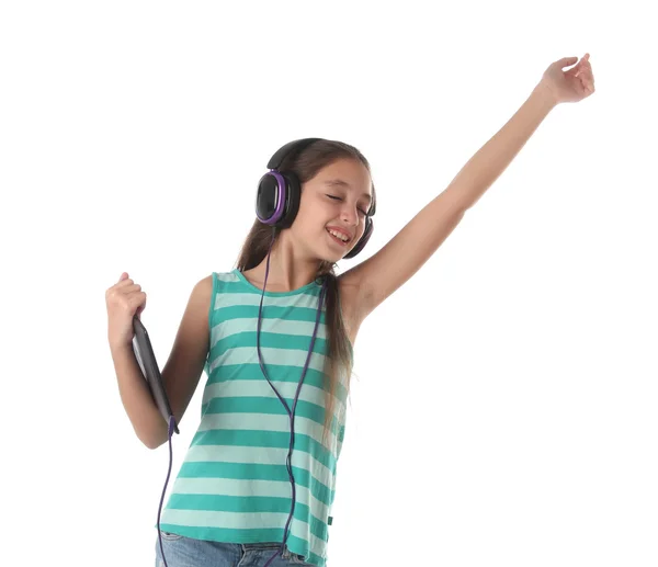 Hermosa niña preadolescente bailando con una tableta y auriculares — Foto de Stock