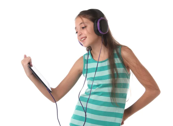 Hermosa chica pre-adolescente usando una tableta . — Foto de Stock