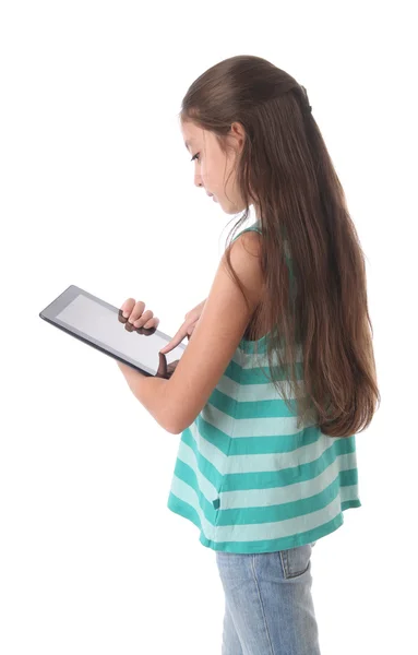 Piękny pre-teen dziewczyna przy użyciu komputera typu tablet. — Zdjęcie stockowe