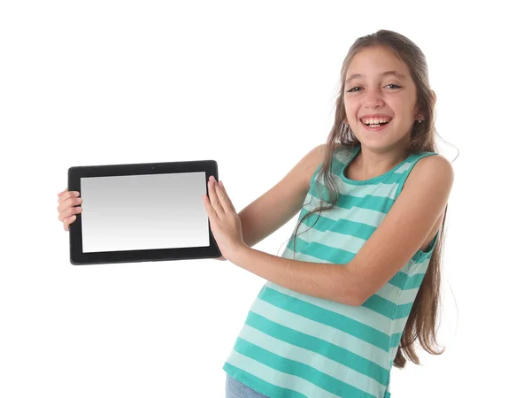 Menina pré-adolescente bonita rindo com um computador tablet — Fotografia de Stock