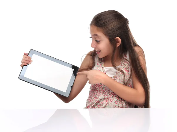 Beautiful pre-teen girl showing a tablet computer. — Stock Photo, Image