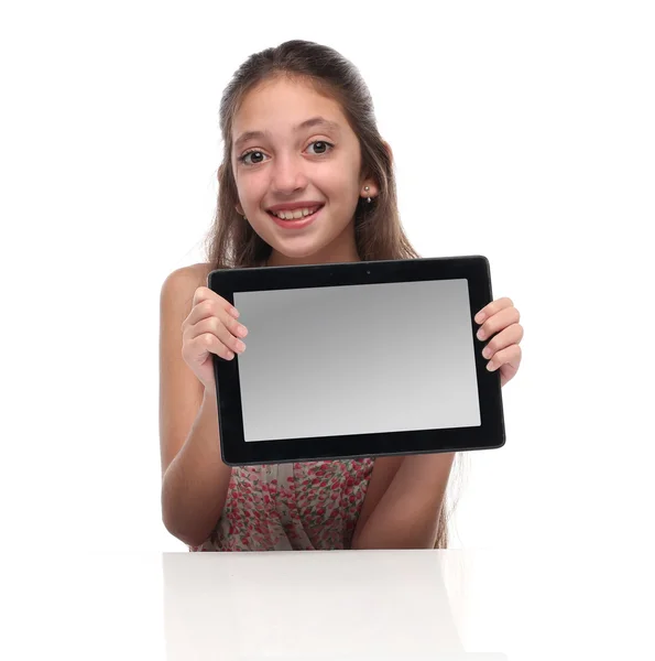 Hermosa chica pre-adolescente con una tableta . — Foto de Stock