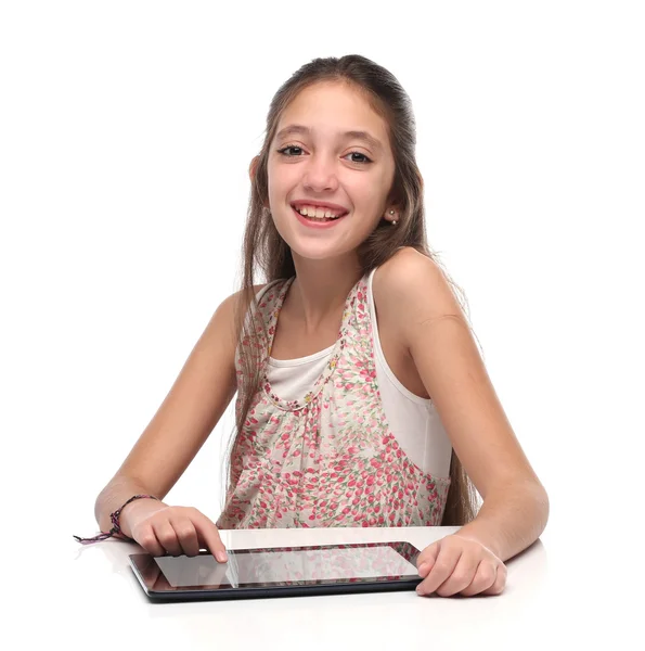 Schöne Vor-Teenager-Mädchen mit einem Tablet-Computer. — Stockfoto