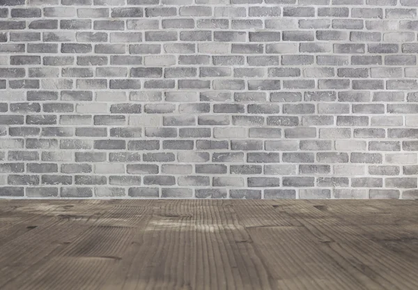 木桌和灰色空心砖墙 — 图库照片