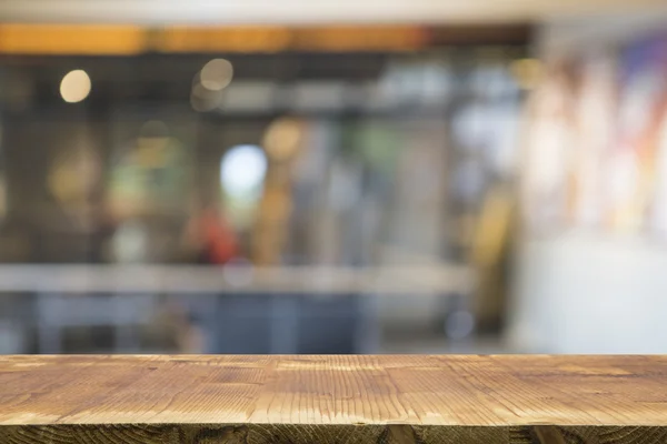 木製のテーブルと背景をぼかした写真 — ストック写真