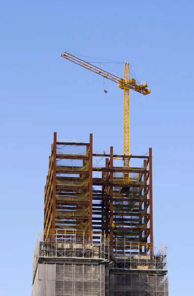 Byggarbetsplats med tornkran — Stockfoto