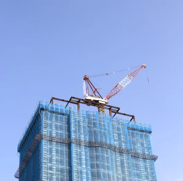 Sitio de construcción con grúa torre — Foto de Stock