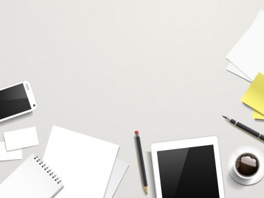 Beyaz masa üzerinde çalışma yeri öğeleri