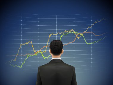 işadamı forex grafik önünde duruyor 