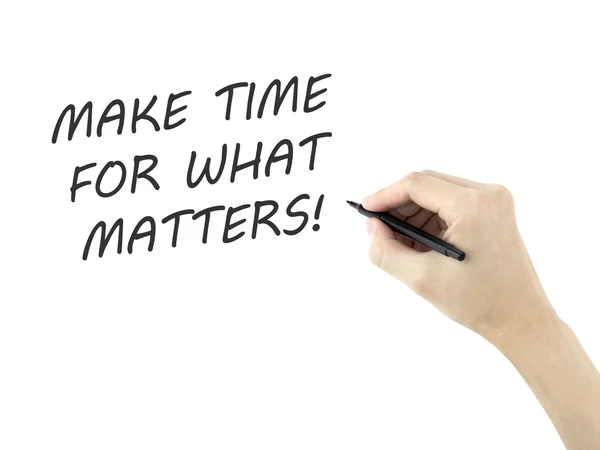 Make time for what matters written by man 's hand — стоковое фото