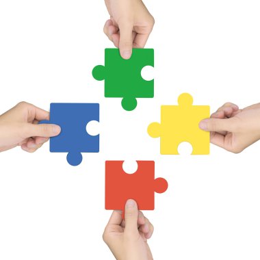 İşbirliği kavramı: jigsaw parçaları holding eller 