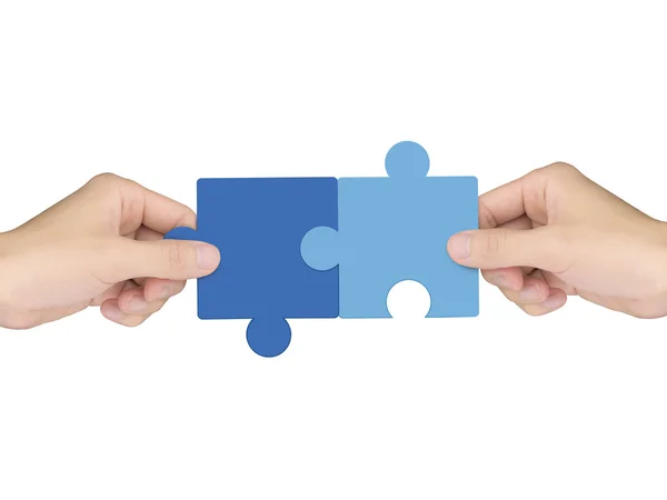Concepto de cooperación: manos sosteniendo piezas del rompecabezas — Foto de Stock