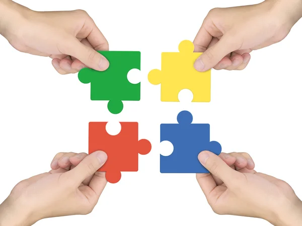 Concept de coopération : mains tenant des pièces de puzzle — Photo