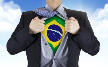 Brezilya bayrağı gömleğinin altında gösterilen işadamı