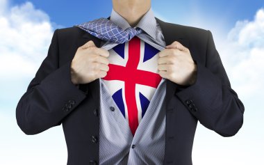 Büyük Britanya bayrağı gömleğinin altında gösterilen işadamı 